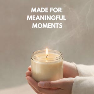 Peut inclure: Une bougie allum&eacute;e dans un pot en verre transparent avec une flamme visible et un mince filet de fum&eacute;e qui s'&eacute;l&egrave;ve. Le texte "MADE FOR MEANINGFUL MOMENTS" est imprim&eacute; en lettres capitales blanches au-dessus de la bougie sur un fond neutre.
