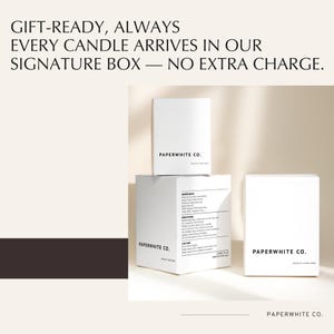 Peut inclure: Trois bo&icirc;tes blanches avec le texte "PAPERWHITE CO." sont empil&eacute;es. Les bo&icirc;tes sont dispos&eacute;es en forme de pyramide. La bo&icirc;te sup&eacute;rieure est plus petite que les deux inf&eacute;rieures. Le texte en haut indique "GIFT-READY, ALWAYS EVERY CANDLE ARRIVES IN OUR SIGNATURE BOX - NO EXTRA CHARGE."