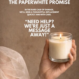 Peut inclure: Une bougie allum&eacute;e dans un pot en verre transparent avec de la cire blanche. Le texte indique : THE PAPERWHITE PROMISE. IN THE RARE CASE OF DAMAGE, WE'LL SEND A THOUGHTFUL REPLACEMENT QUICKLY AND WITH CARE. NEED HELP? WE'RE JUST A MESSAGE AWAY!