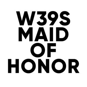 K&ouml;nnte beinhalten: Ein Grafikdesign mit dem schwarzen Text W39S MAID OF HONOR, der in drei untereinander angeordneten Zeilen auf einem schlichten wei&szlig;en Hintergrund steht. Die Schriftart ist eine fette serifenlose Schrift mit klaren Linien und hohem Kontrast.