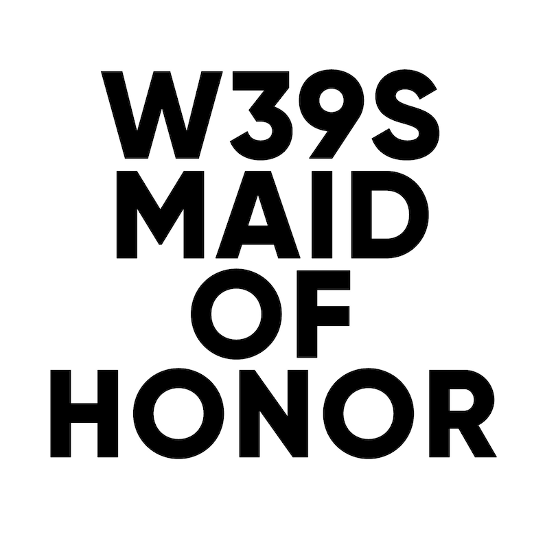 K&ouml;nnte beinhalten: Ein Grafikdesign mit dem schwarzen Text W39S MAID OF HONOR, der in drei untereinander angeordneten Zeilen auf einem schlichten wei&szlig;en Hintergrund steht. Die Schriftart ist eine fette serifenlose Schrift mit klaren Linien und hohem Kontrast.