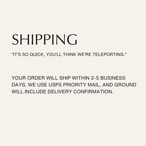 Peut inclure: Texte sur fond cr&egrave;me : "SHIPPING" en gras. En dessous, "IT'S SO QUICK, YOU'LL THINK WE'RE TELEPORTING." Le texte suppl&eacute;mentaire indique que les commandes sont exp&eacute;di&eacute;es sous 2 &agrave; 5 jours ouvrables.