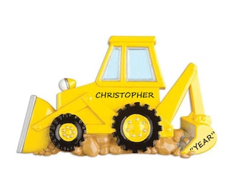 Pode incluir: Ornamento de veículo de construção de brinquedo amarelo com o nome "CHRISTOPHER" e o ano "YEAR" nele.