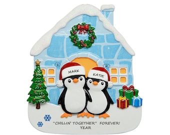 Adorno navideño personalizado de pareja de pingüinos - Adorno de casa iglú de pareja de pingüinos celebrando la Navidad juntos - Casa de pingüinos