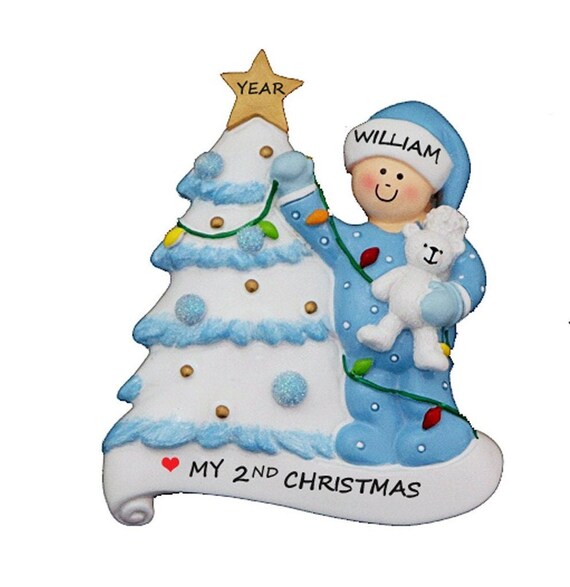 Une Petite Fille De 2 Ans Accroche De Nombreux Jouets Sur Un Arbre De Noël  Blanc Et Attend Le Père Noël