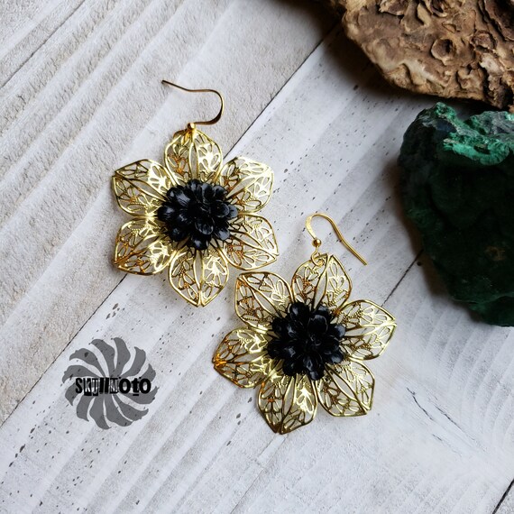 Golden Pansy, Black Tridacna and Filigree Flower Earrings