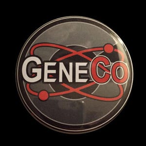 Puede incluir: Un botón negro y rojo con el texto "GENECO" en letras blancas. El texto está rodeado por un símbolo atómico rojo.