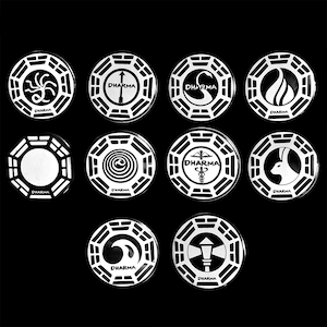 Peut inclure: Dix boutons circulaires noirs et blancs avec le logo de l'initiative Dharma. Chaque bouton présente un symbole différent, notamment un cygne, une flamme, un lapin, une spirale, un caducée, une flèche, une vague, une lumière et un cercle vide.