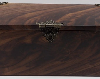 Caja para joyas/baratijas hecha de madera de nogal reciclada.