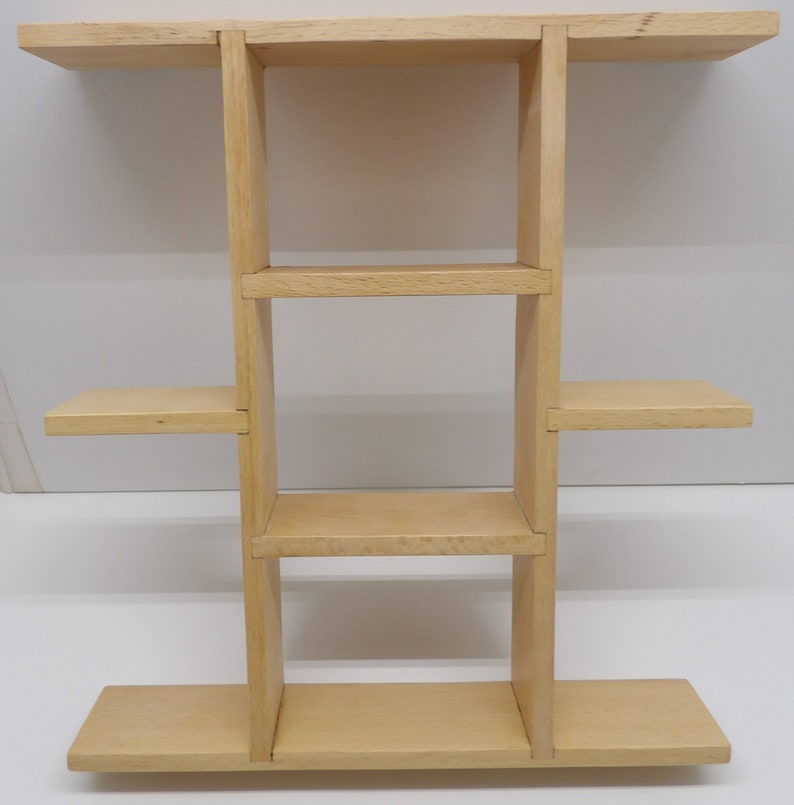 Puede incluir: Una estanter&iacute;a de pared de madera con cuatro estantes. La estanter&iacute;a est&aacute; hecha de madera clara y tiene un dise&ntilde;o sencillo.