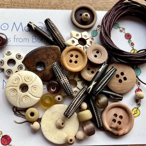 Könnte beinhalten: Rustikales Holzschild mit dem Text "Welcome to our home" in weißer Schrift. Das Schild hat eine Used-Optik und ein schlichtes, einladendes Design, ideal für die Eingangsbereichsdekoration.