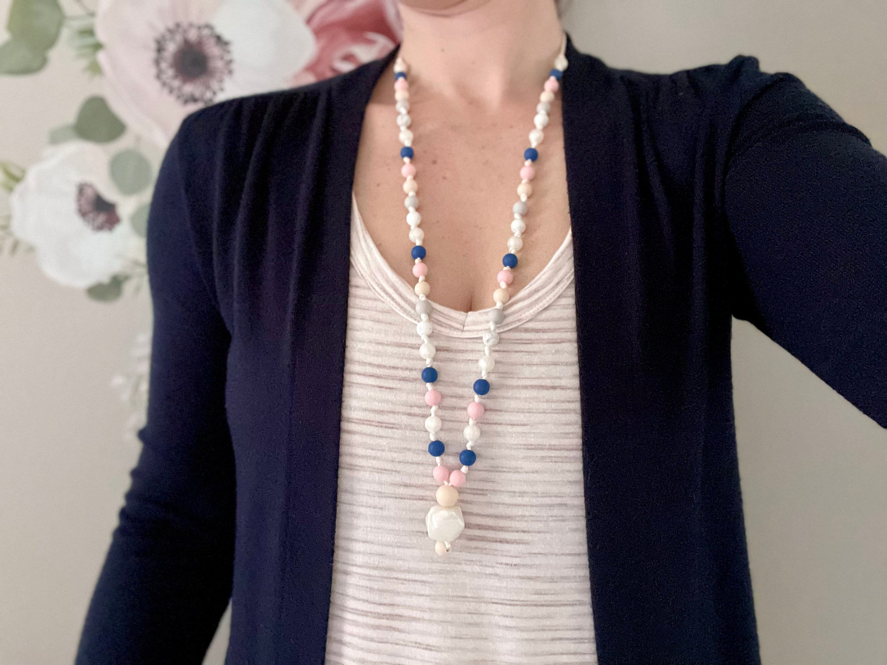 Collier d'allaitement sensoriel de style mala pour maman et bébé en « Calla Lily »