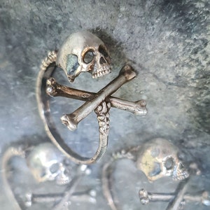 Adjustable pirate Cross Bone skull ring.
