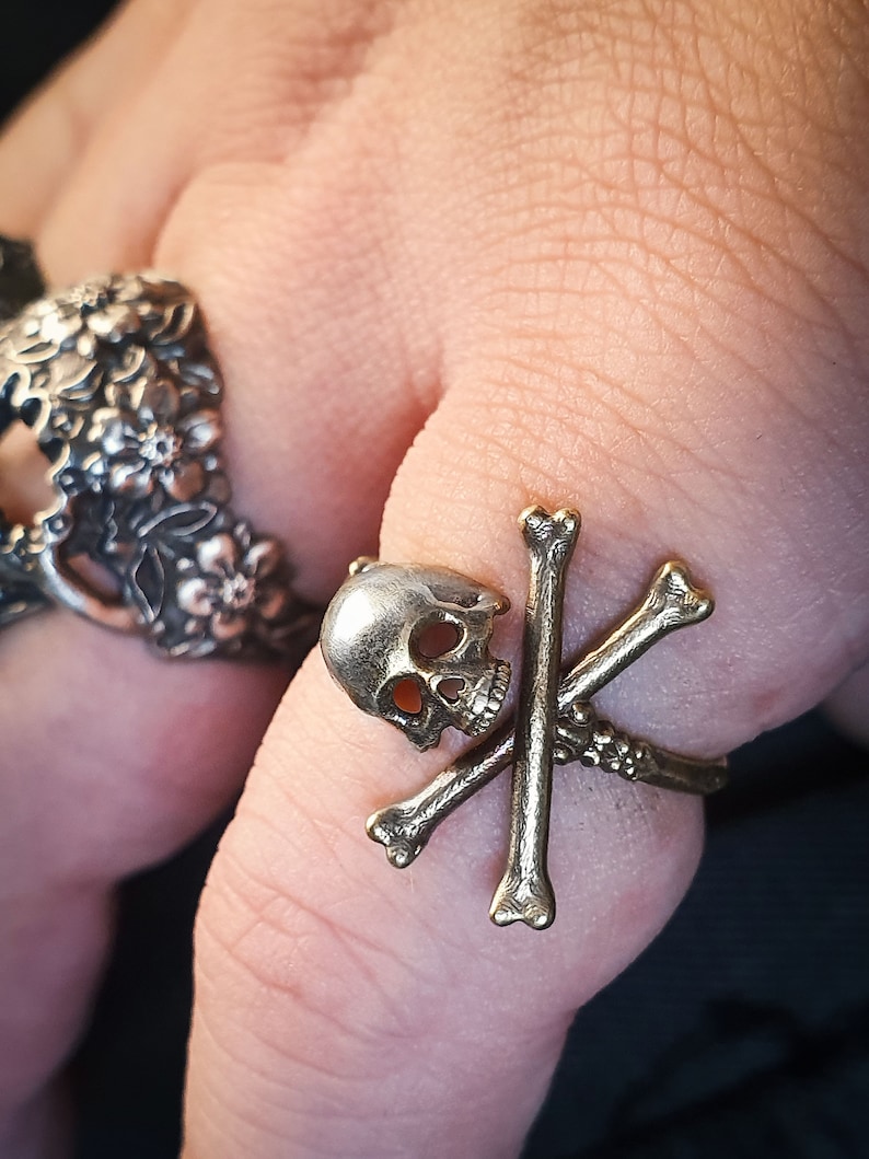 Adjustable pirate Cross Bone skull ring.