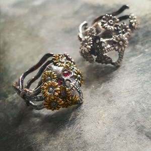 Daisy flower adjustable Skull Ring with Ruby eye.