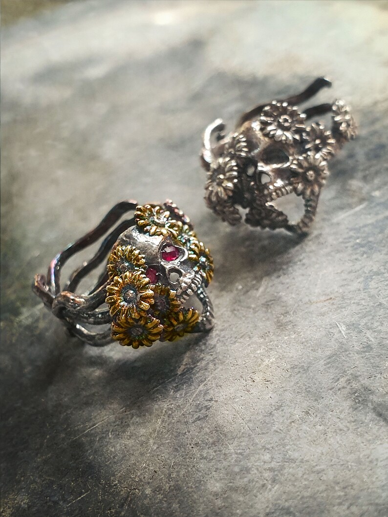 Daisy flower adjustable Skull Ring with Ruby eye.
