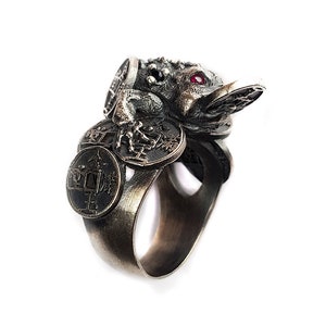 Anillo de rana de la suerte de tres patas Feng Shui con sapo del dinero codicioso JinChan 金蟾 / Plata de ley 925 / Oro de 18 quilates / Rubí / Zafiro / Esmeralda