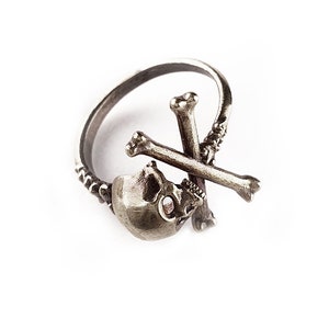 Adjustable pirate Cross Bone skull ring.