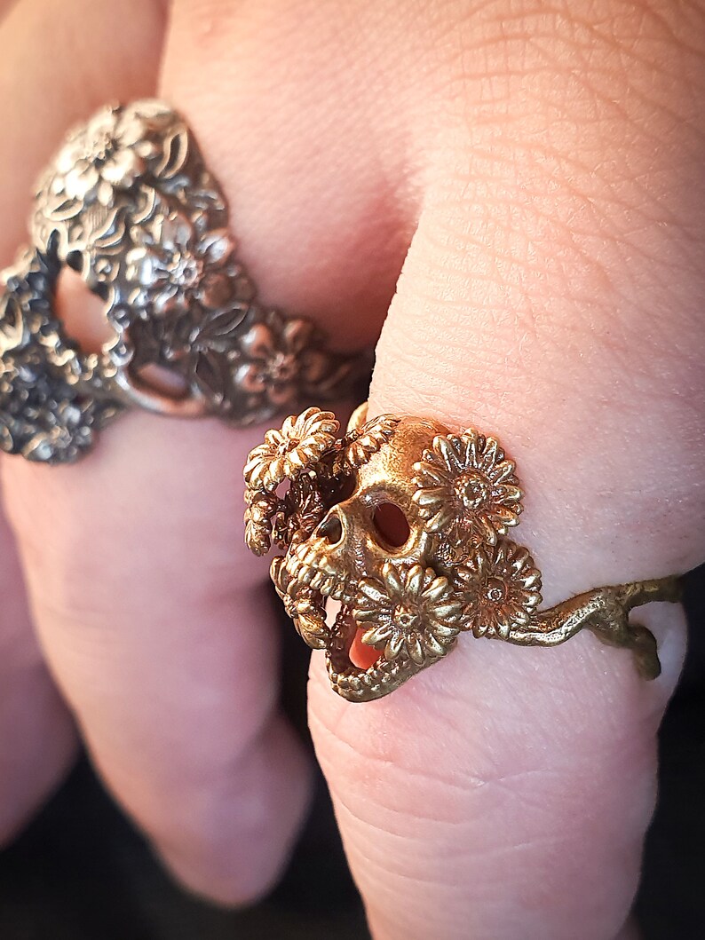 Daisy flower adjustable Skull Ring