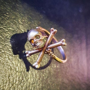 Adjustable pirate Cross Bone skull ring.