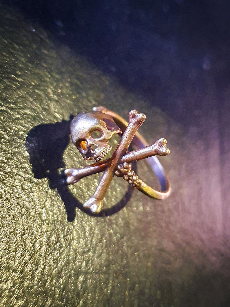 Adjustable pirate Cross Bone skull ring.