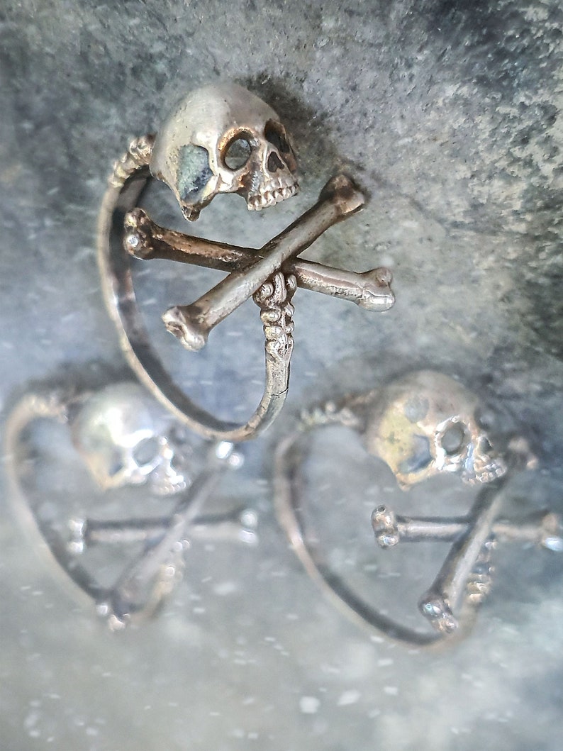 Adjustable pirate Cross Bone skull ring.