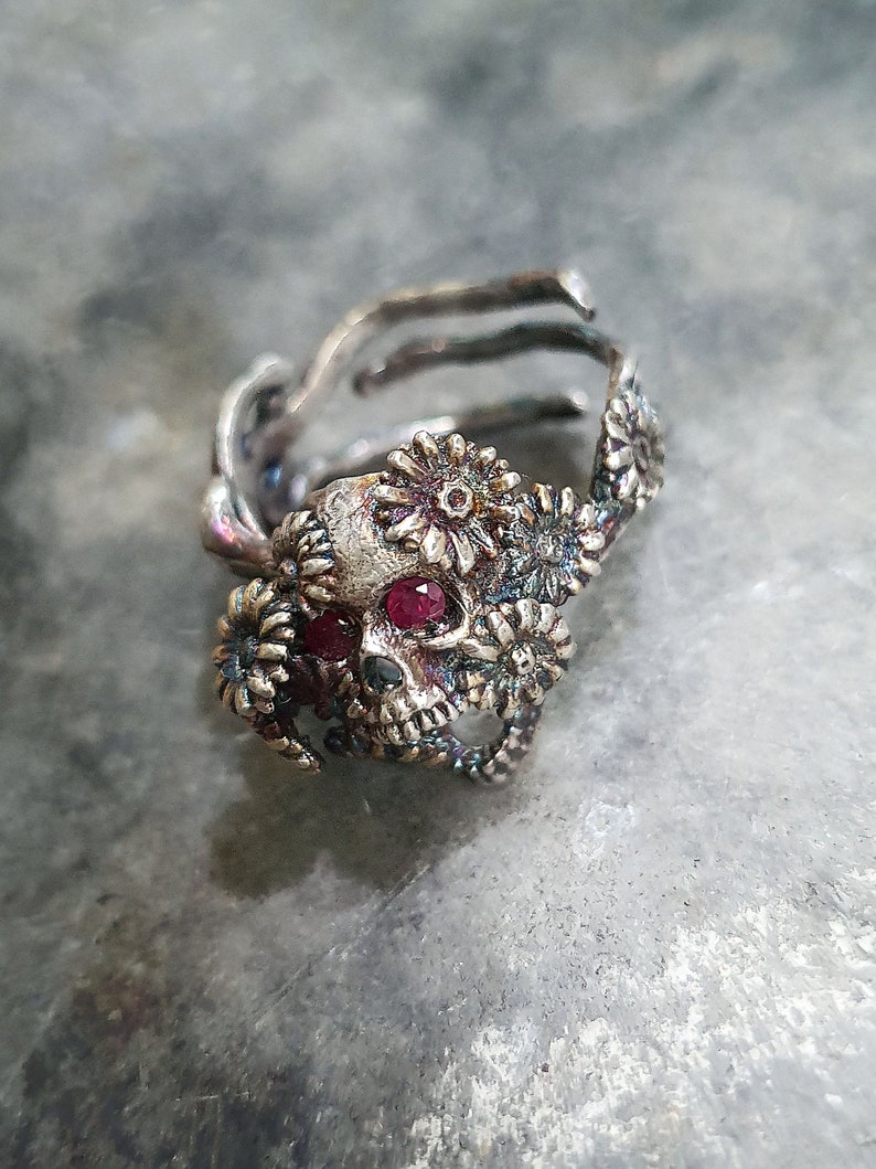 Daisy flower adjustable Skull Ring with Ruby eye.