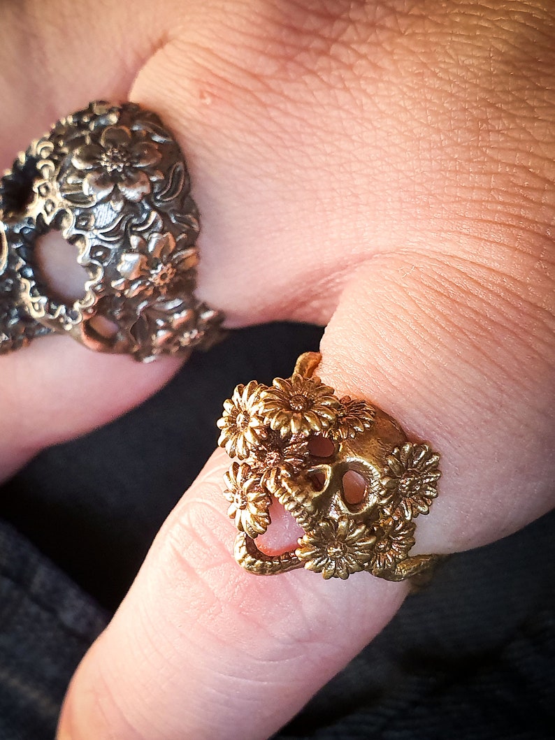 Daisy flower adjustable Skull Ring