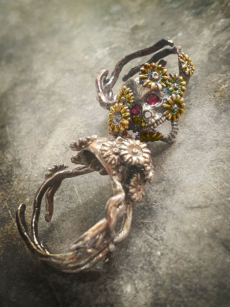 Daisy flower adjustable Skull Ring with Ruby eye.