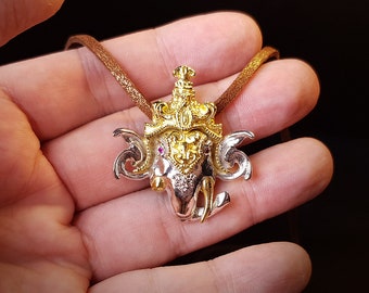 Colgante de cabeza de Ganesha con detalles decorativos, extremadamente detallados, en plata de ley 925 bañada en oro con ojos de rubí.