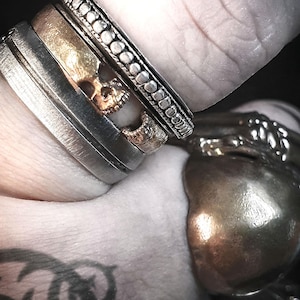 Bracelet tête de mort réglable, empilable sur le côté | Bague de fiançailles | Bague couple | Bague de promesse | Pour hommes et femmes