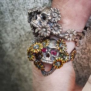 Daisy flower adjustable Skull Ring with Ruby eye.