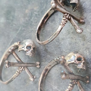 Adjustable pirate Cross Bone skull ring.
