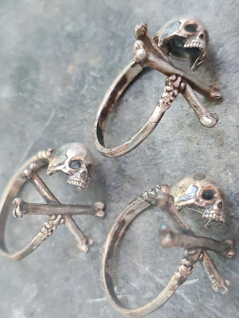 Adjustable pirate Cross Bone skull ring.