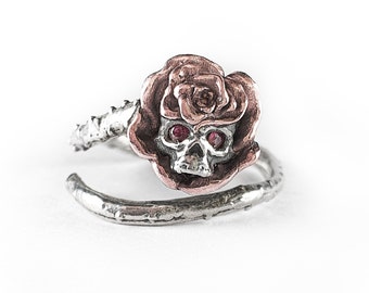 Lindo anillo de calavera ajustable con flor de rosa delicada / latón y plata 925 / para mujer