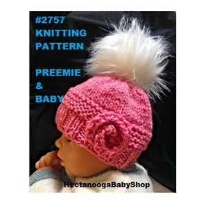 Puede incluir: Un gorro de punto rosa para bebé con un pompón de piel sintética blanca y un detalle de flor rosa. El gorro está diseñado para bebés prematuros y recién nacidos. #2757 Patrón de tejido de punto.