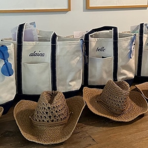 Embroidered Personalized Tote Bag - Gift for Her, Gift for Mom, Bridesmaid Gift, Bride Gift, Travel Bag, Personalized Gift