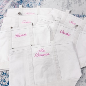 Embroidered Personalized Tote Bag - Gift for Her, Gift for Mom, Bridesmaid Gift, Bride Gift, Travel Bag, Personalized Gift