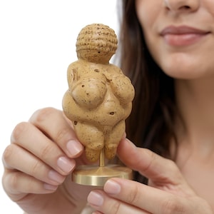 Hand Painted Venus of Willendorf Statue – Paleolithic Fertility Goddess Replica Sculpture, Ancient Artifact Figurine for Collectors