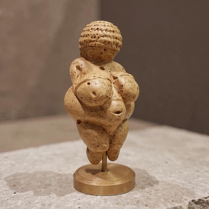 Venus of Willendorf Replica – Paleolithic Fertility Goddess Statue, 11cm (4 inches), handcrafted Ancient Artifact Sculpture