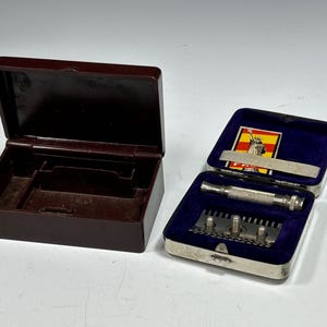 Japans vintage klein scheermesje en lege plastic doos
