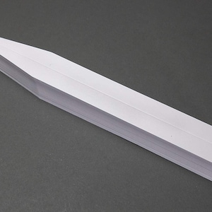 Puede incluir: Un paquete de etiquetas para plantas blancas con extremos puntiagudos. Las etiquetas están hechas de un material resistente y están listas para usarse para etiquetar plantas en un jardín o invernadero.