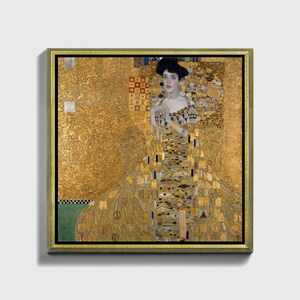 Può includere: Un dipinto di una donna con un vestito dorato con un motivo geometrico. Lo sfondo è un mosaico dorato con un quadrato bianco nell'angolo in alto a sinistra.
