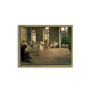 Può includere: Un dipinto che rappresenta una lezione di balletto in una grande sala ariosa con finestre alte. Le ballerine indossano tutù bianchi e si esercitano nei loro movimenti. Un uomo in abito scuro suona il violino in primo piano.