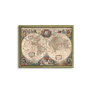 Può includere: Una stampa di mappa del mondo vintage in una cornice dorata. La mappa è in formato circolare, con le Americhe a sinistra e l'Europa, l'Asia e l'Africa a destra. La mappa è dettagliata e include molte caratteristiche geografiche, come fiumi, montagne e città. La mappa è circondata da un bordo decorativo con immagini di persone e animali.