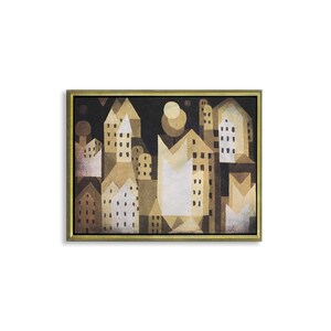 Può includere: Un dipinto che rappresenta una città di notte con edifici geometrici in tonalità di marrone, beige e bianco su uno sfondo scuro. Gli edifici sono raggruppati, con una grande forma geometrica bianca al centro.