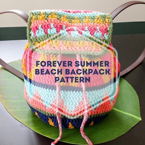 Puede incluir: Una mochila de crochet colorida con cierre de cordón. La mochila tiene un patrón de rayas multicolores con tonos de rosa, azul, amarillo, verde y negro. El texto "FOREVER SUMMER BEACH BACKPACK PATTERN" está impreso en la parte delantera de la mochila.