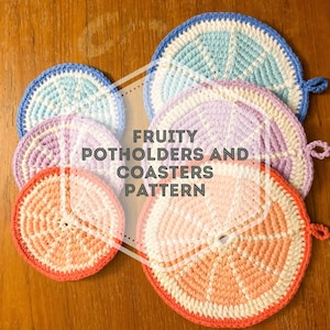 Puede incluir: Un conjunto de agarraderas y posavasos de ganchillo con un diseño frutal. Las agarraderas y los posavasos están hechos en una variedad de colores, incluyendo rosa, azul y naranja. Las agarraderas tienen un lazo para colgar. Los posavasos son redondos y tienen un borde festoneado. La imagen incluye el texto "FRUITY POTHOLDERS AND COASTERS PATTERN".