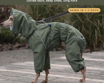 Può includere: Una tuta per cani verde oliva con cappuccio, dotata di profili riflettenti, polsini elasticizzati e punto di aggancio per il guinzaglio. Testo: CUT FOR SIGHTHOUNDS, curved back, deep chest, long neck, SEWN IN 1-2 DAYS, WATERPROOF, WINDPROOF, BREATHABLE.