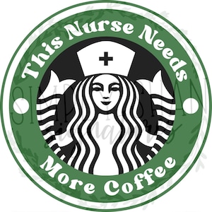 Può includere: Cerchio verde con un logo Starbucks in bianco e nero all'interno. Il testo "This Nurse Needs More Coffee" è scritto attorno al logo.